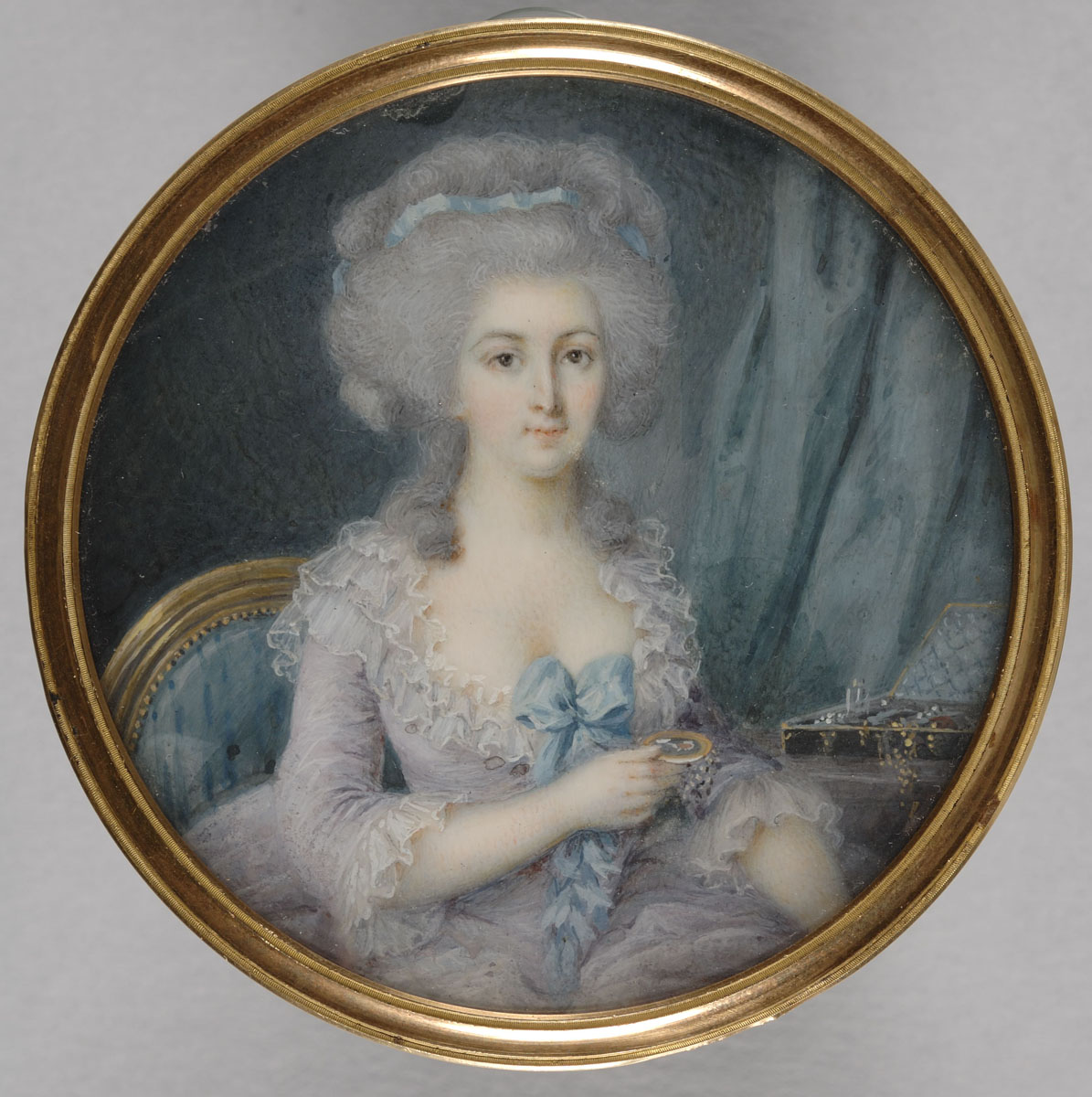 Portrait de Charlotte-Jeanne Béraud de La Haye de Riou, marquise de Montesson, contemplant une miniature